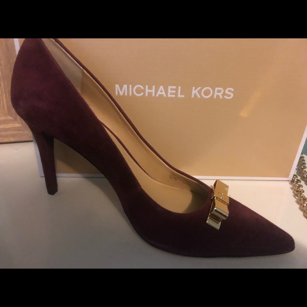 Gorgeous MichaelKors Burgundy Suede Gold Bow pumps - Picture 2 of 4